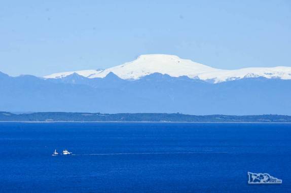 Do outro lado do mar, mais um dos vulcões do sul do Chile (em Isla Quinchao, uma das ilhas do arquipélago de Chiloé)